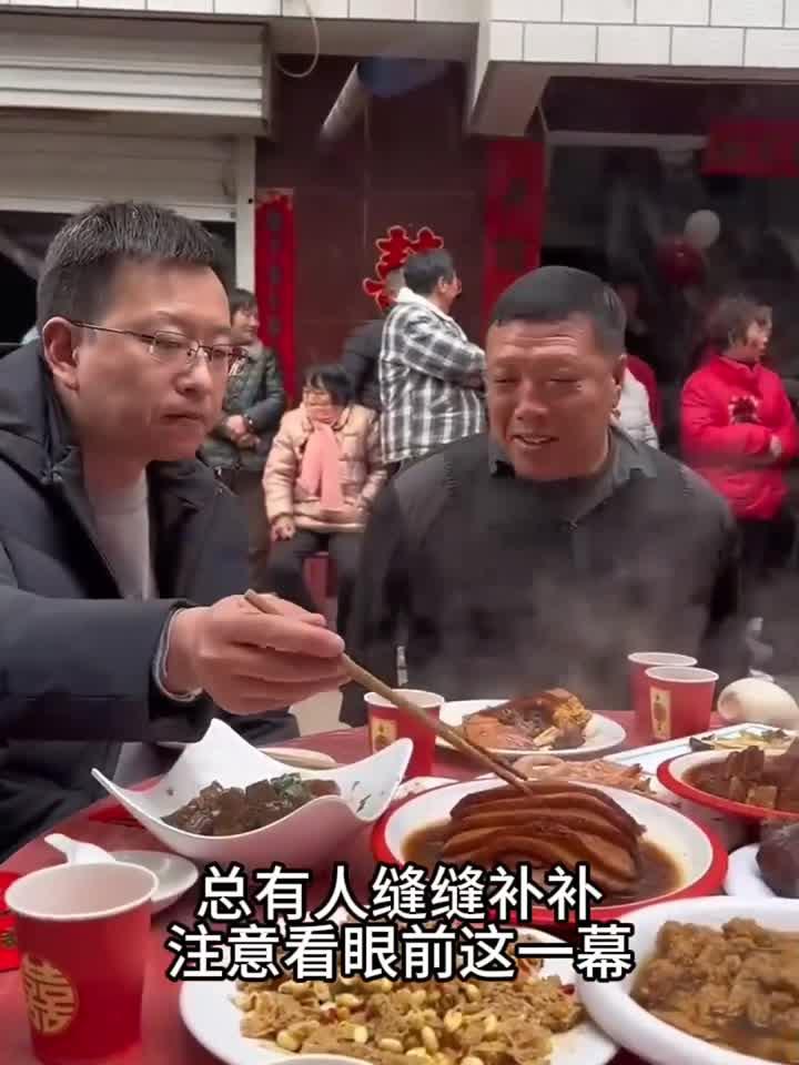 细节看人品,夹菜用另外一双筷子,也许不是朋友但是坐在一起就要