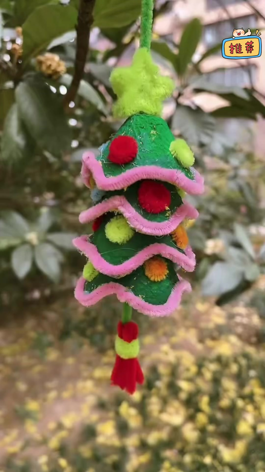 没想到用鸡蛋托盘做圣诞铃铛这么好看，你也快试试！