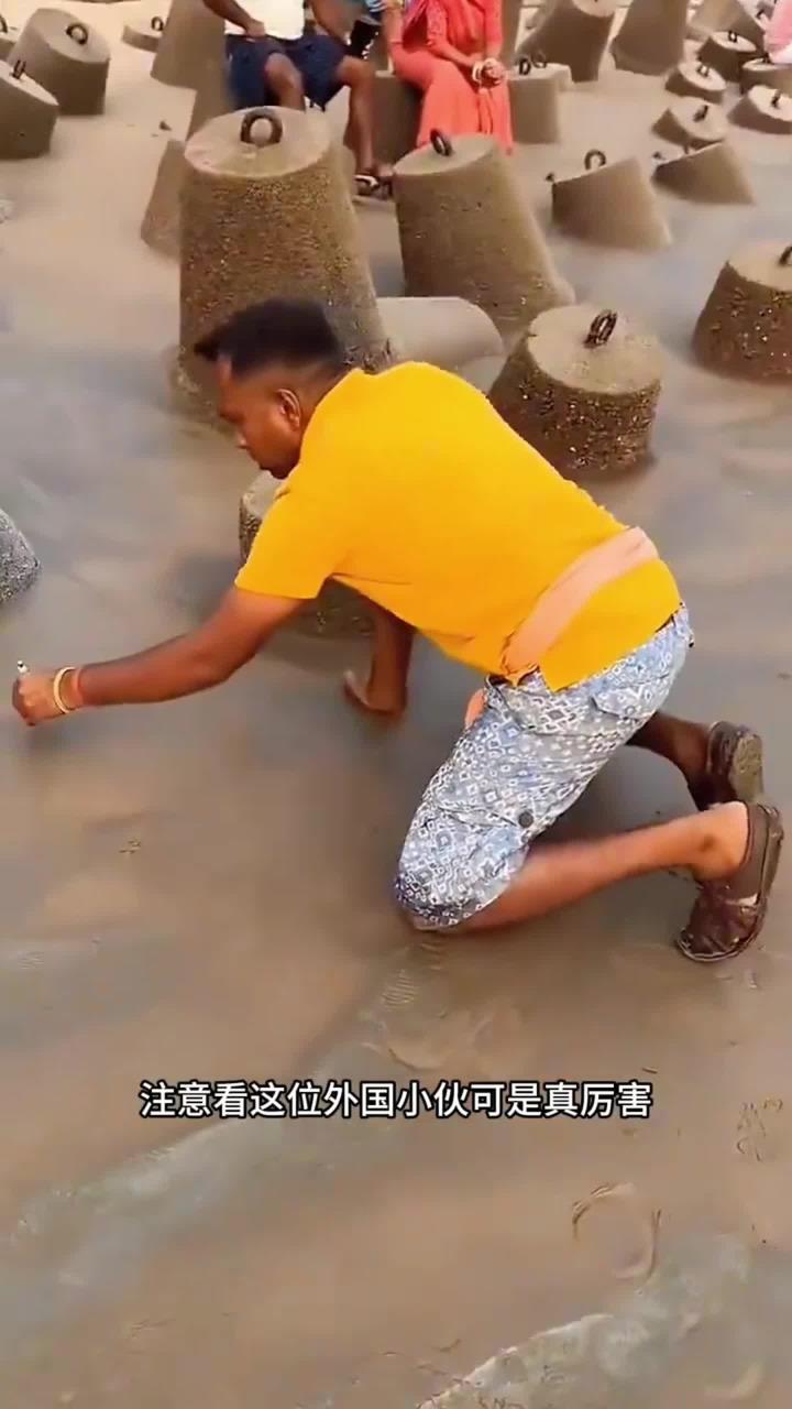 沙滩上画画,画了一朵玫瑰花