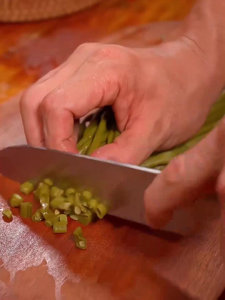酸辣爽口的酸豆角炒肉沫，拌饭拌面条都很好吃，买回家要多泡下水