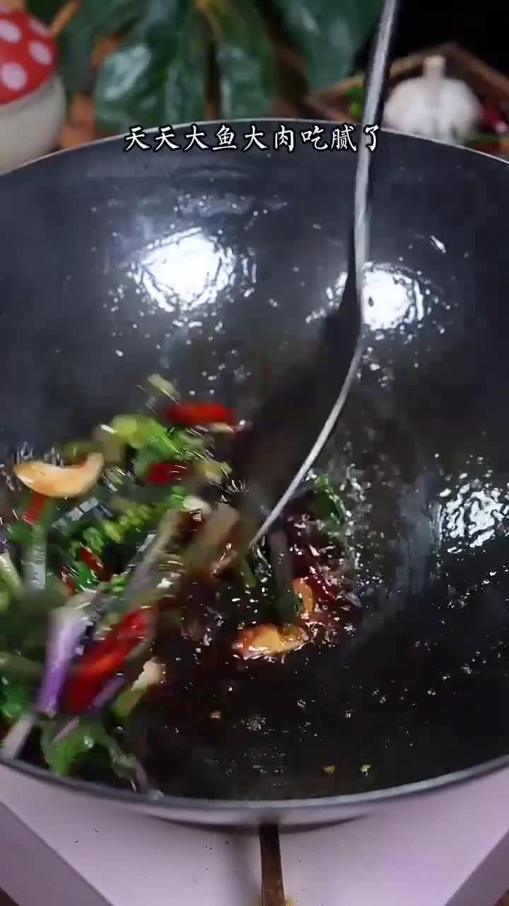 清脆爽口的爆炒蕨菜