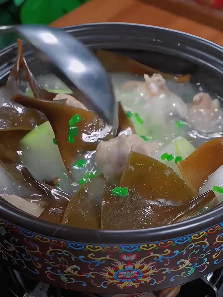 每到夏天,我们家就会经常做这个冬瓜海带头排骨汤给孩子喝
