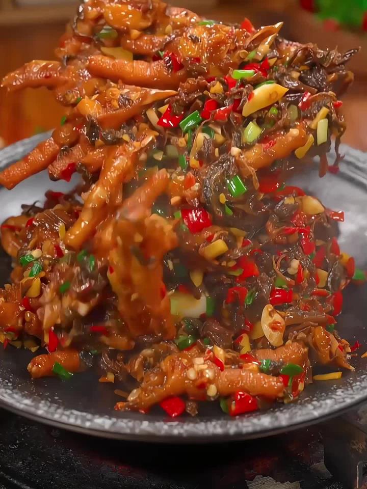 软糯的鸡爪拌着梅干菜的咸香，又香又入味，一次就忘不了的味道