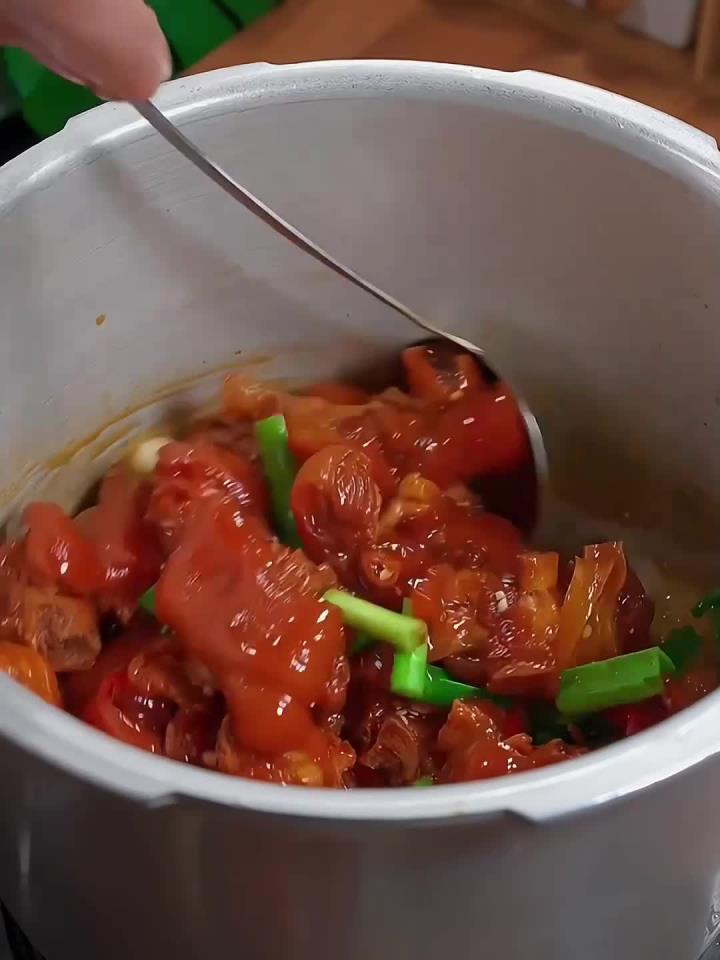 没想到用高压锅10分钟就能搞定的红烧猪蹄真的太香了，香辣Q弹