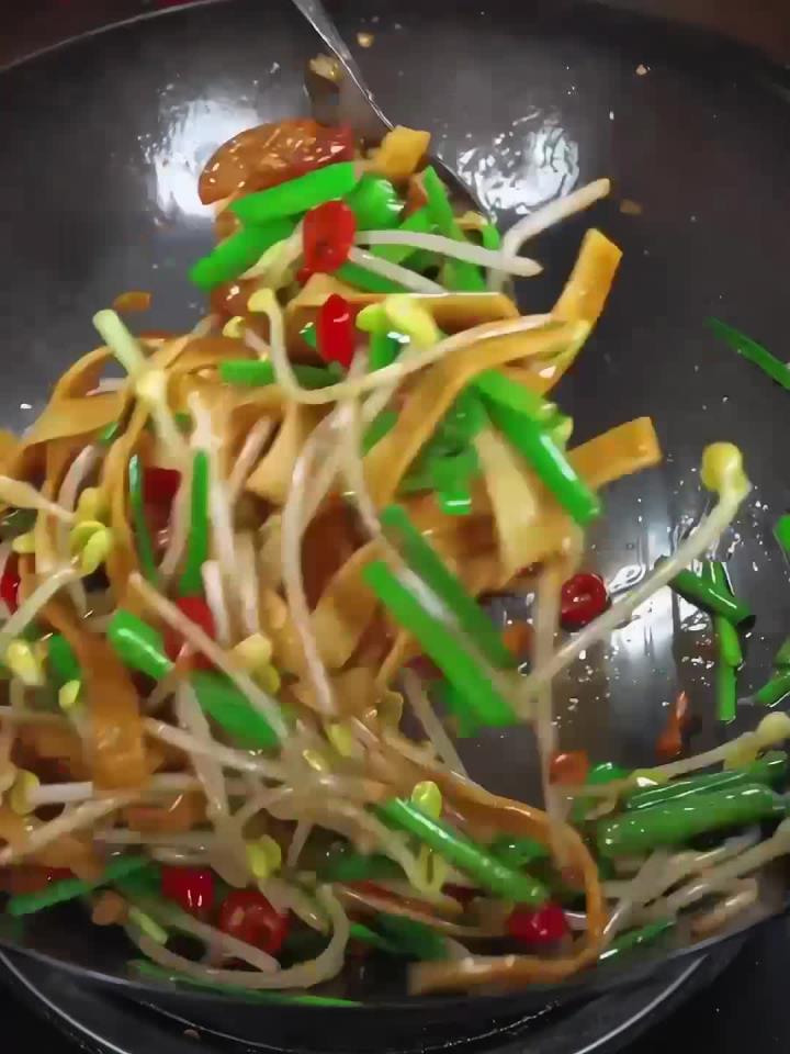 我家一周都要吃一次的素菜，豆芽菜炒豆腐丝，好吃又下饭！