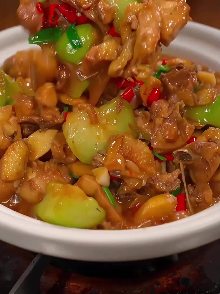 香辣美味的丝瓜焖鸡,吸饱鸡汤汁的丝瓜滑嫩鲜美,吸溜一口好好吃