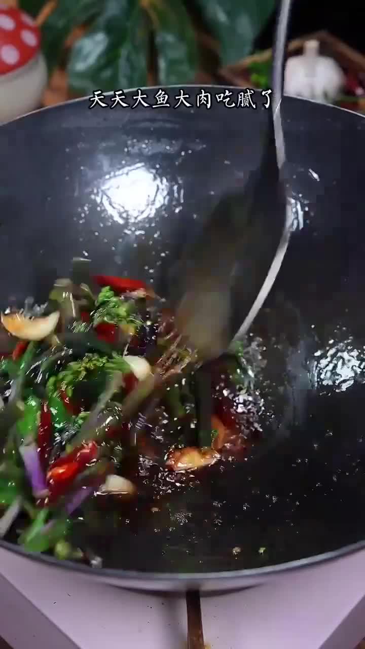 清脆爽口的爆炒蕨菜