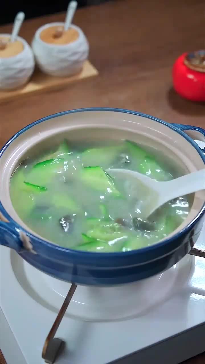 鲜美好喝的皮蛋黄瓜汤