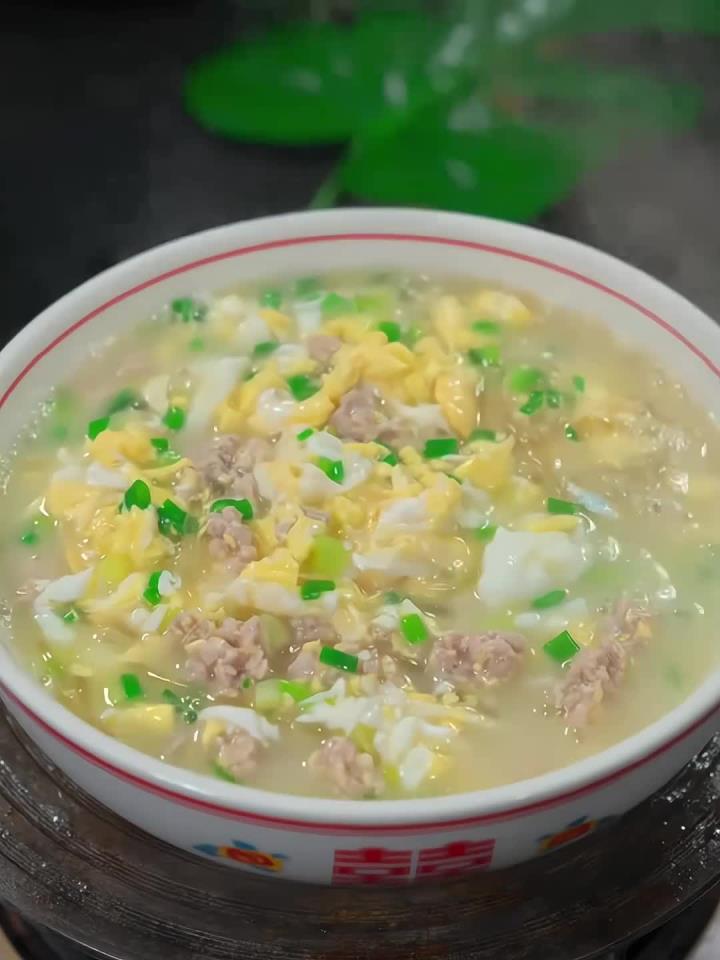 从小妈妈就经常给我做真的粉条鸡蛋汤,口口鲜美,非常值得一试