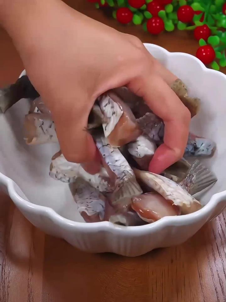 鱼尾这样做不咸不淡,好吃下饭!