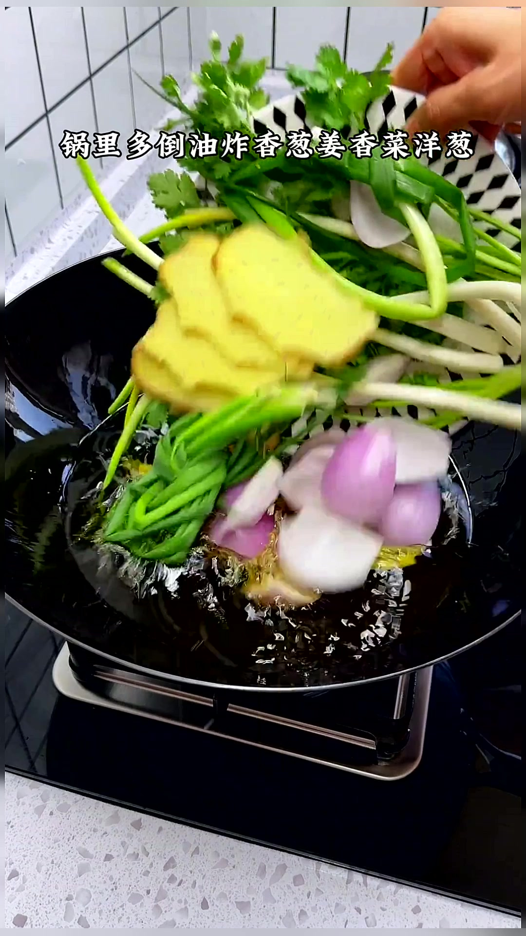 自制牛肉辣椒酱,做法简单易保存,平时用它拌面条 配米饭非常好
