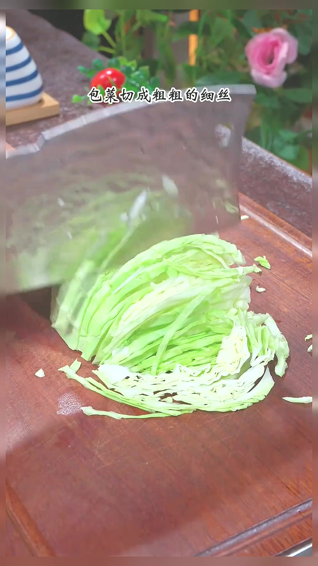 又香又好吃的包菜炒粉丝,做法简单,做出来比肉还好吃