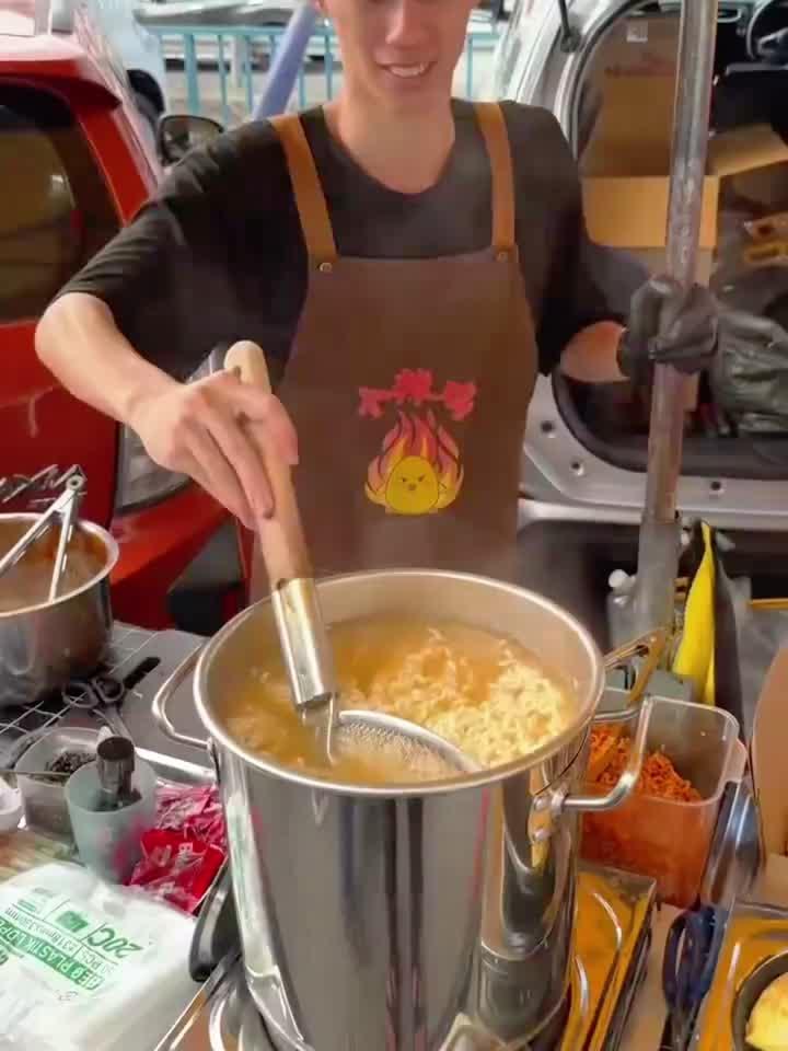 小伙把普通的方便面，卖出好价钱