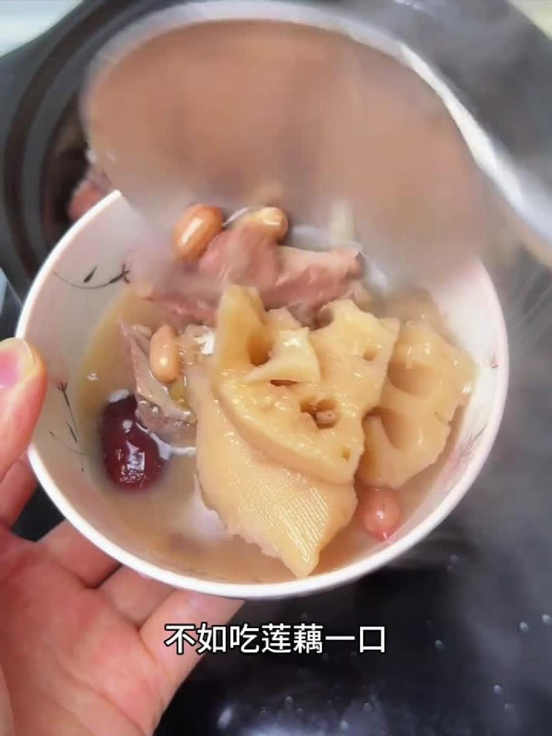 秋日养生必喝!软糯莲藕炖鲜汤,一碗暖身又暖胃～