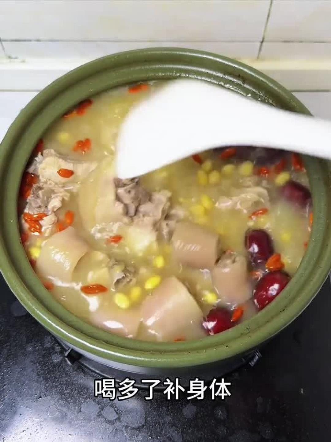 猪尾巴配黄豆炖汤，鲜美到连喝三碗都不过瘾！