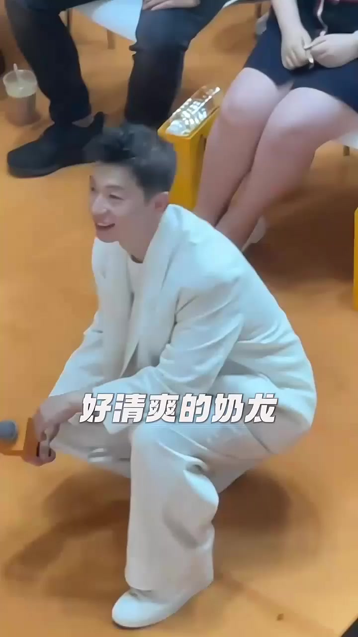 龙队的颜值没上限,干净清爽太帅啦!