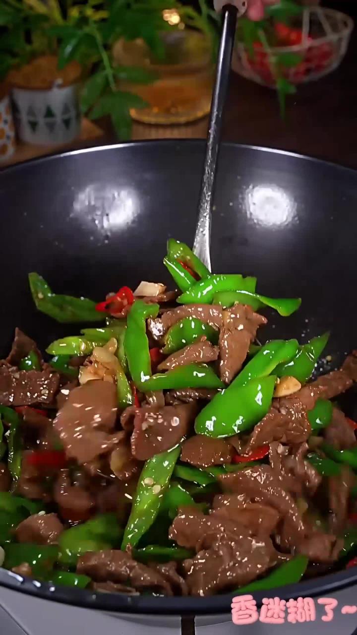 大小朋友都爱吃的辣椒炒牛肉,做法简单,牛肉嫩滑,非常下饭