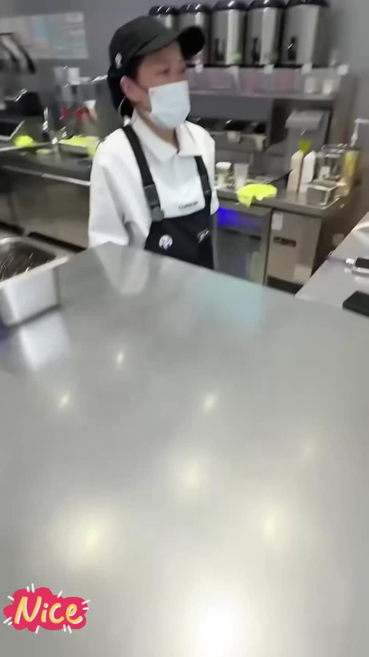 勇敢的人来奶茶店。只花2元喝黑糖啵啵奶茶