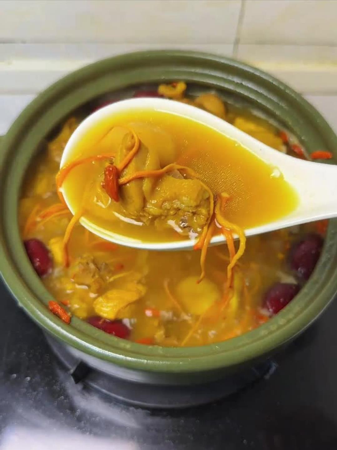 解锁板栗土鸡汤神仙做法!汤鲜味美又滋补!