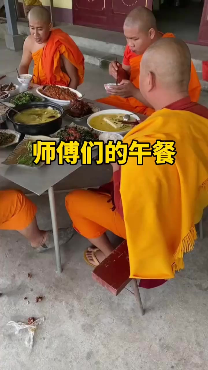 没想到师傅们的午餐竟然如此丰盛