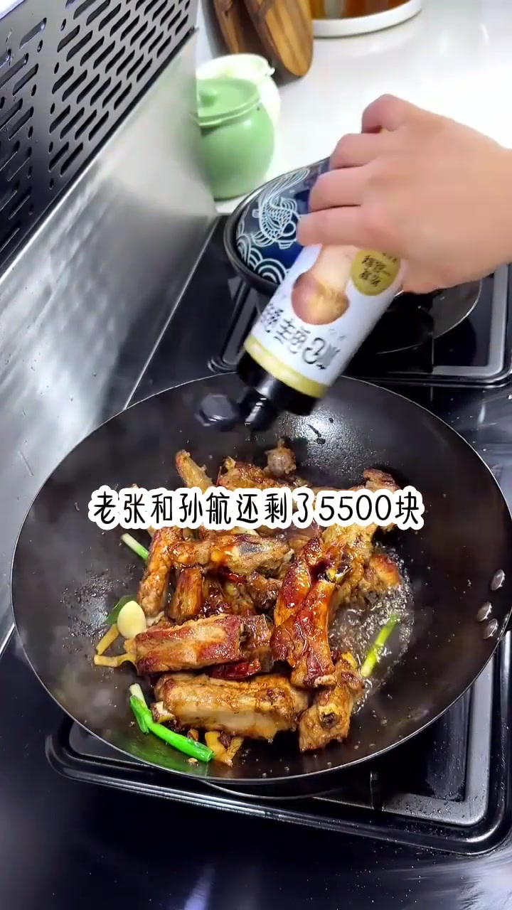 74岁卖菜老太摆摊遭罚款,她坦然交钱离去,隔天队长接到市长电话