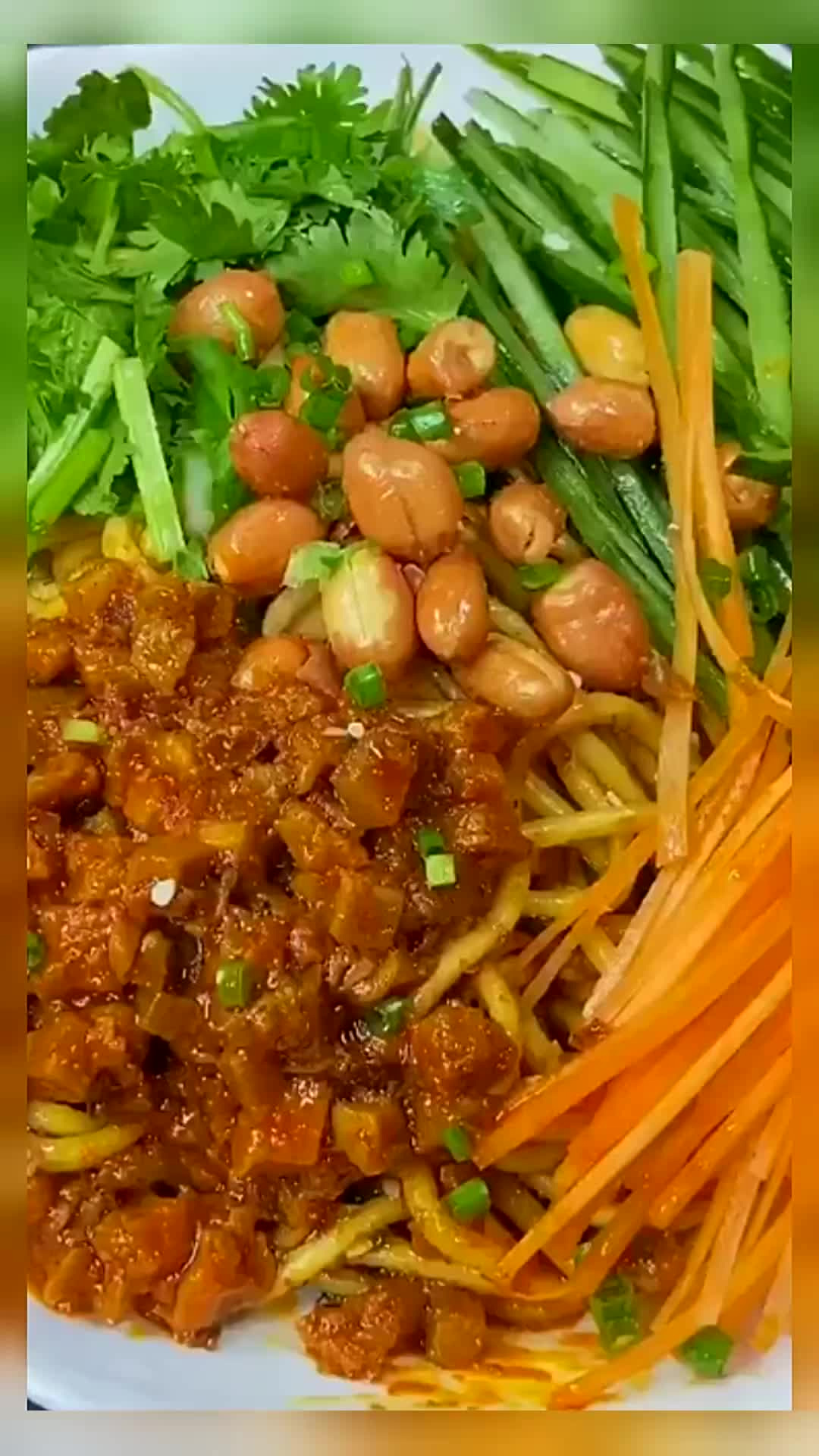 吃饭没胃口,来一碗香喷喷的香菇牛肉酱拌面试试吧!