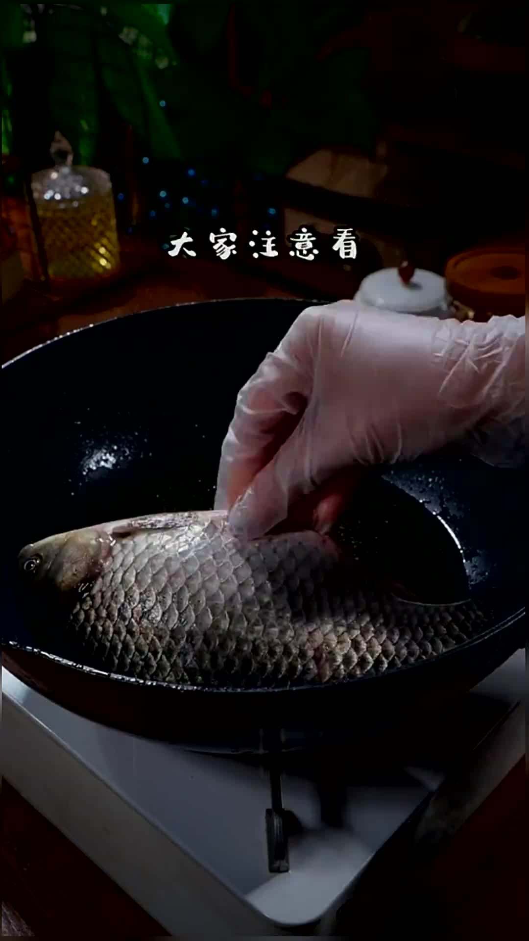 鲫鱼汤 鲫鱼汤怎么熬才能汤汁浓白营养丰富，而且不用担心孩子卡