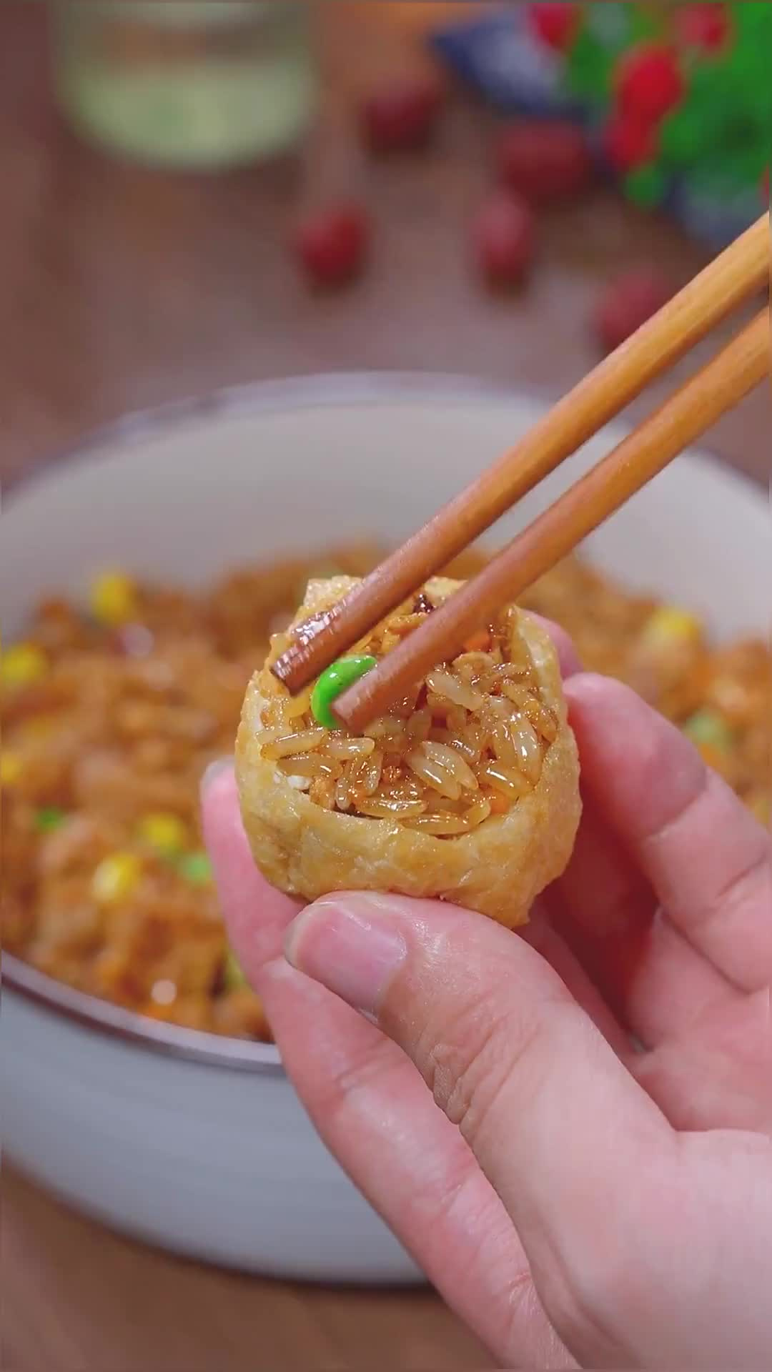 谁能想到把糯米饭塞进豆腐泡中,出锅瞬间变成一道好吃的美食,软