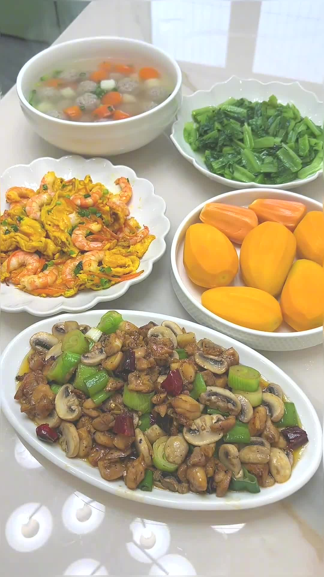 平平淡淡的一天又过去了,今天的菜品是黑椒口蘑鸡腿肉虾仁滑蛋