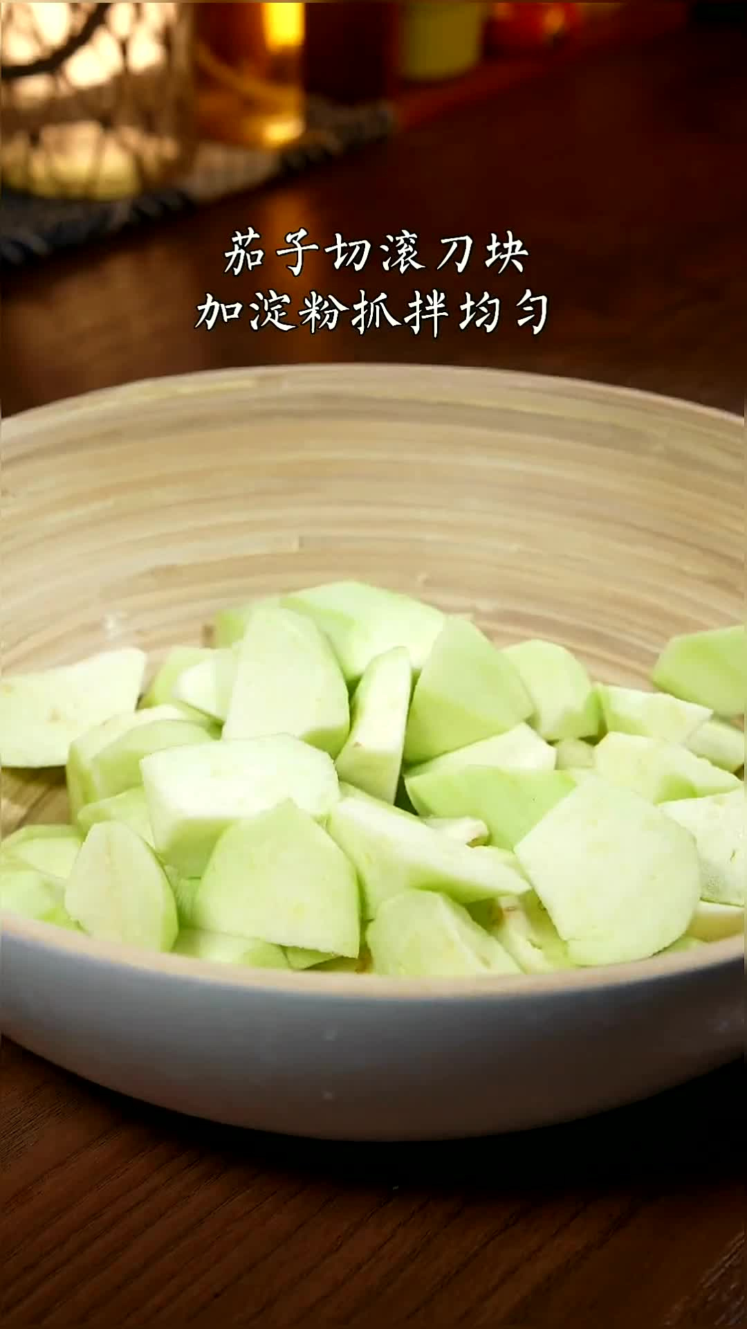 这个家常烧茄子好吃的重点就是蒜末,但是千万别用张小泉的刀拍蒜