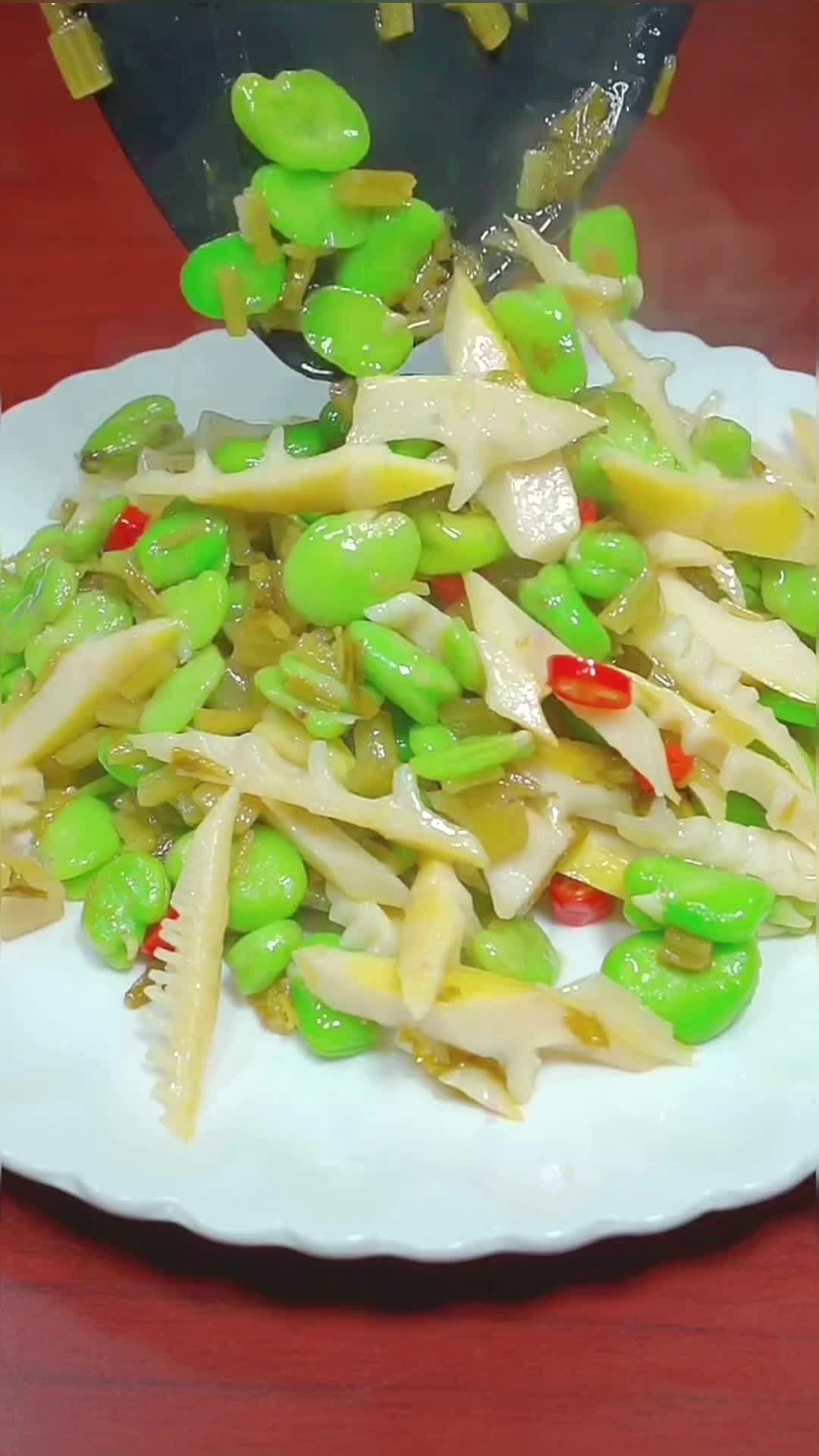 吃腻了大鱼大肉,来一份咸菜笋丝炒蚕豆,清爽又解腻
