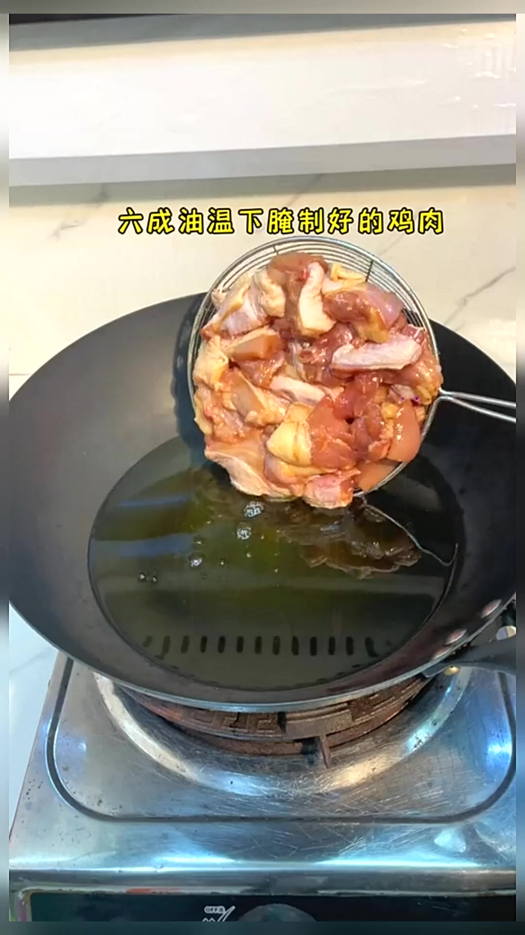 干锅鸡的家常版美味做法，在家也能轻松复刻，香辣入味，做法还特