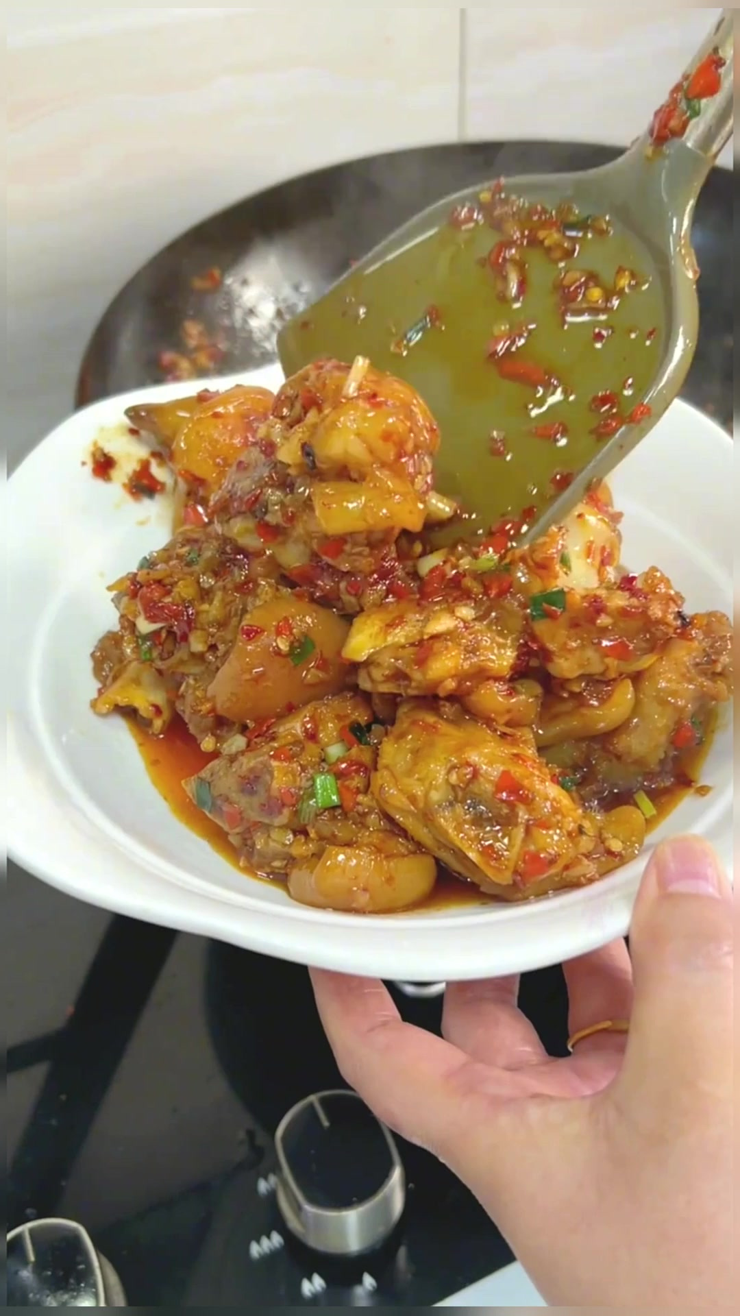 红烧猪脚的家常做法，软烂入味，脱骨弹牙，满满胶原蛋白