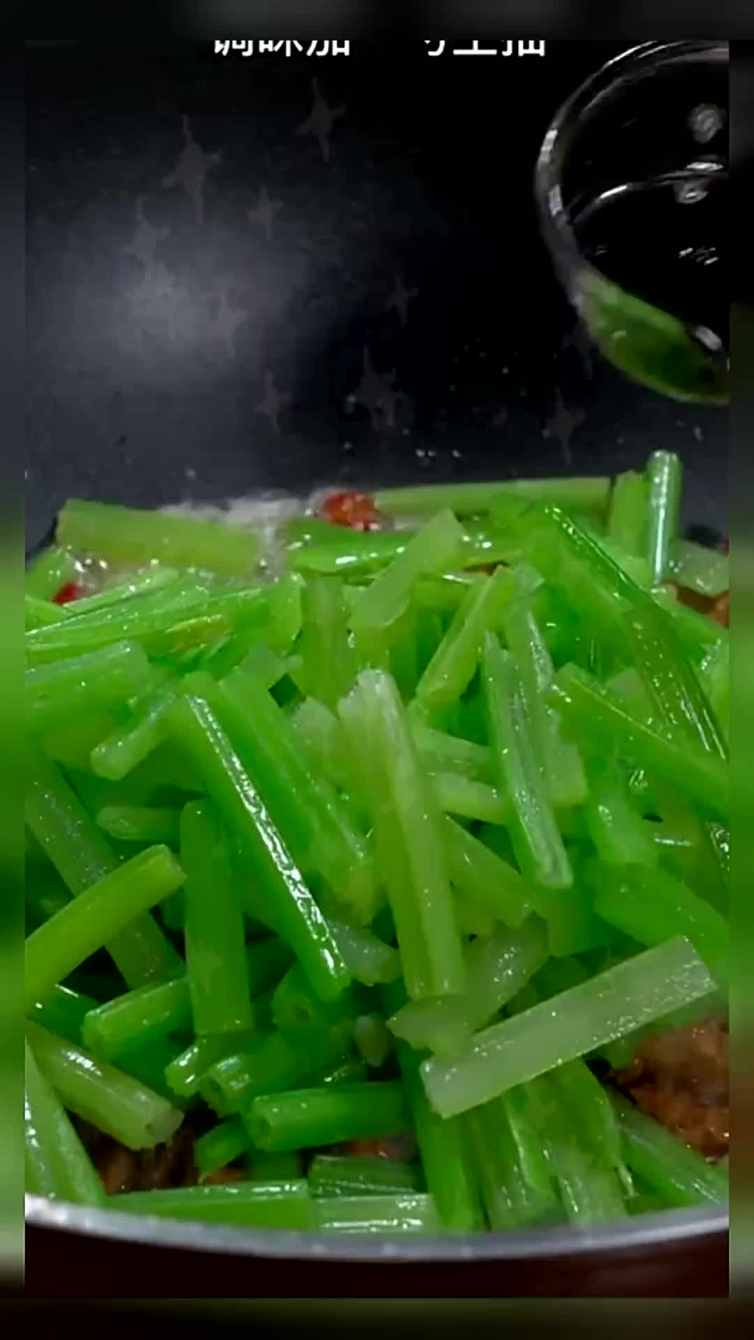 年夜饭来一道这样的芹菜炒肉丝,好吃还寓意着勤劳致富