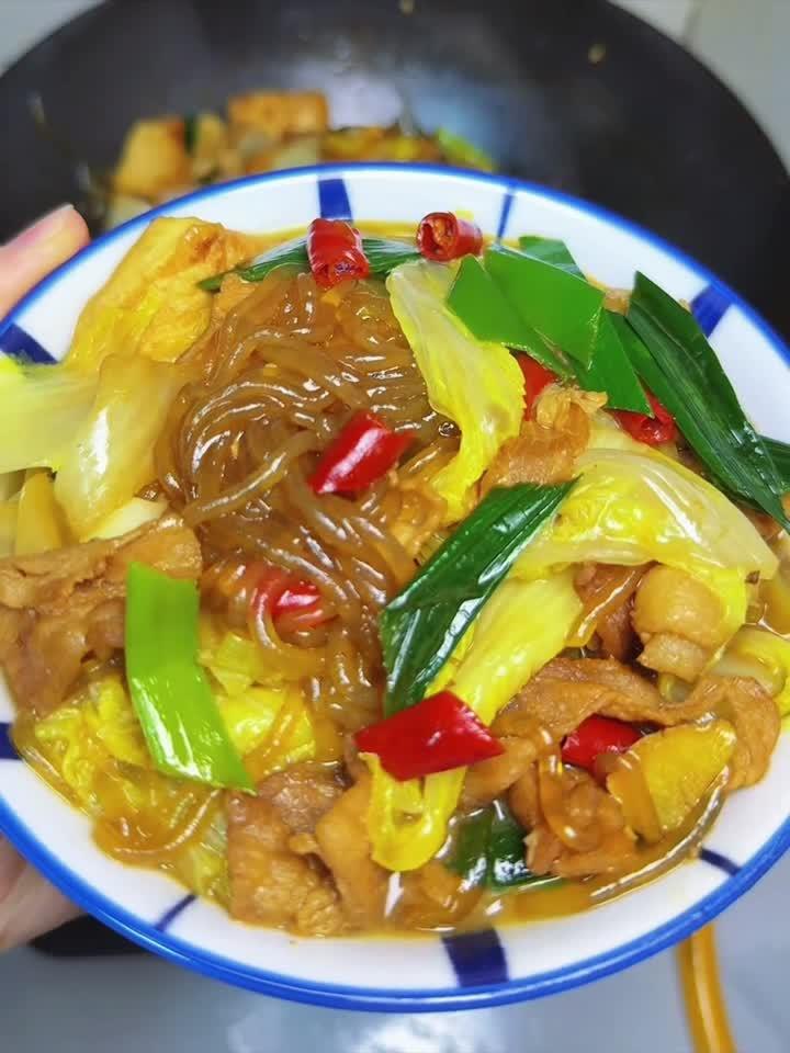 冬季滋补首选：家常白菜猪肉炖粉条，营养暖身又养颜！