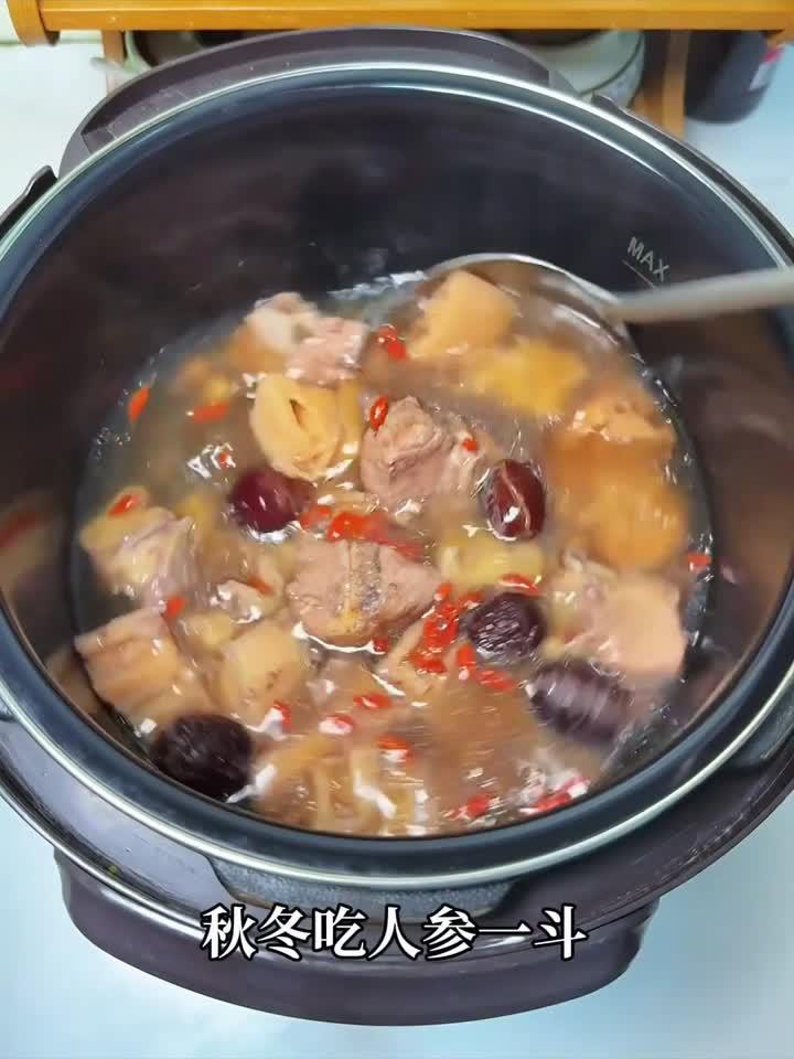 电饭煲轻松煮养生汤！备料10分钟，莲藕排骨汤鲜甜暖胃
