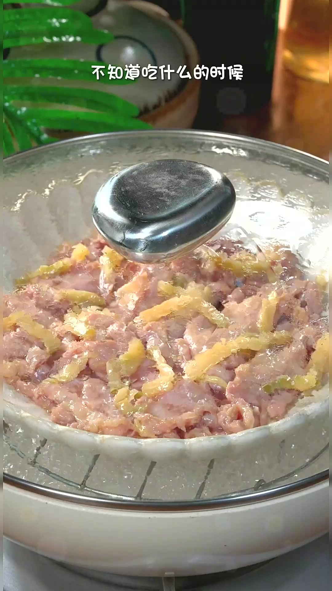 家里没有下饭菜的时候,做这个榨菜蒸猪肉 鲜香滑嫩,特好吃