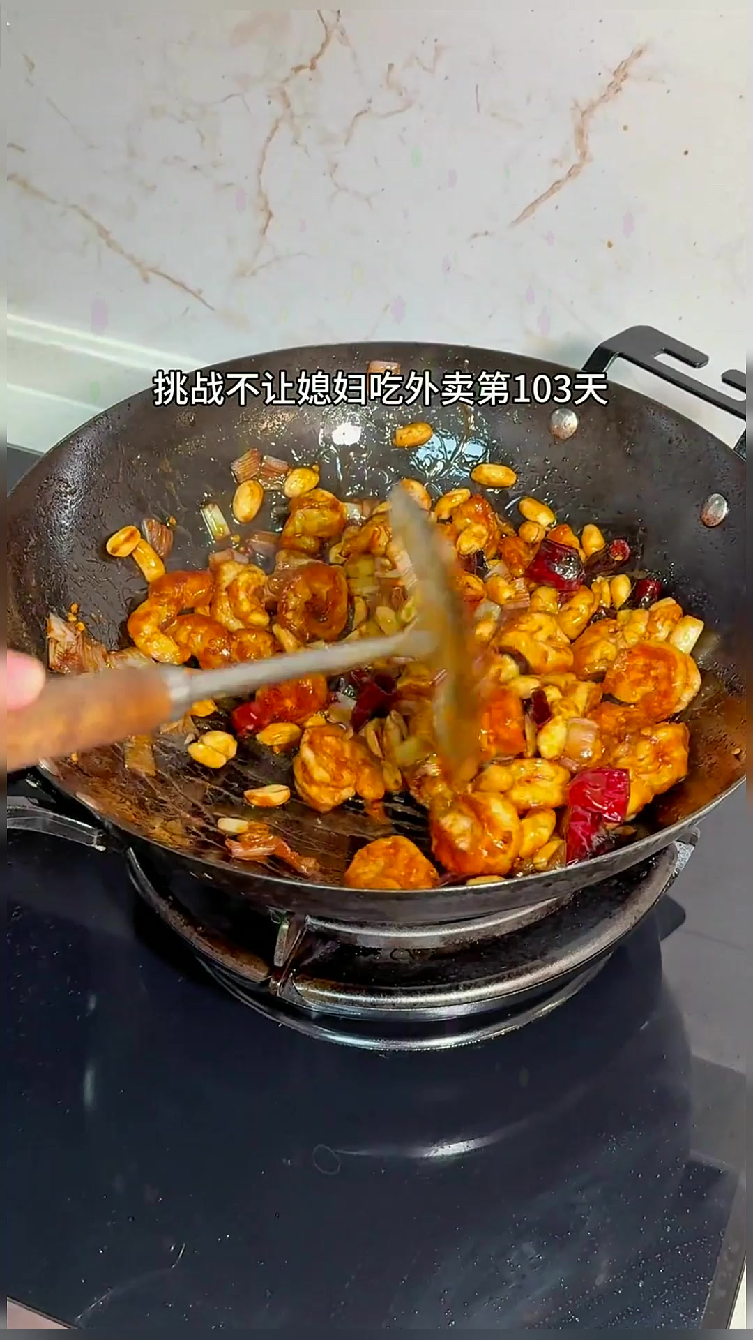 一口惊艳啊!每一颗虾球都裹满了浓郁的酱汁真的巨巨巨好吃!