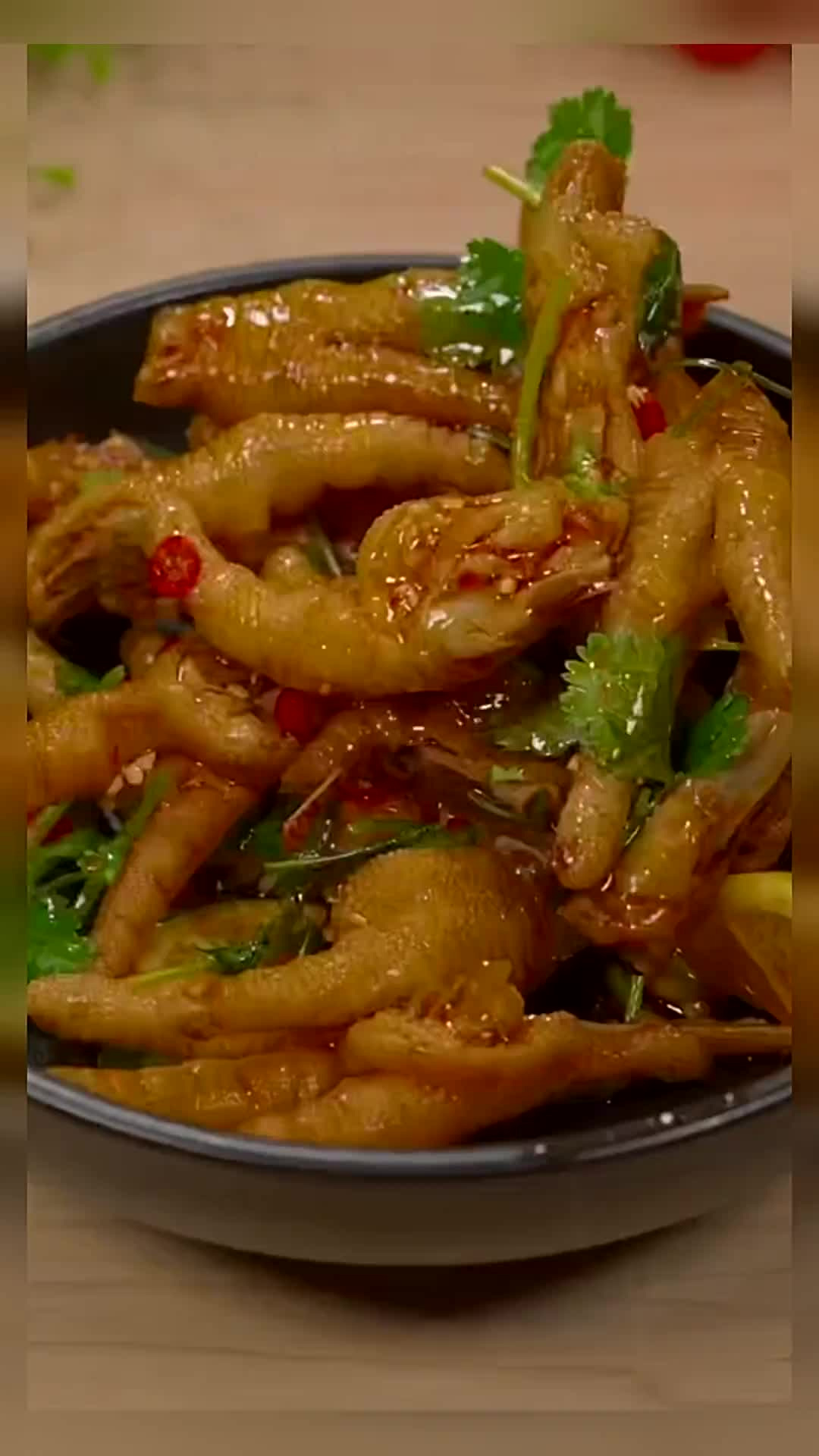 马上要过年了,年夜饭的餐桌上可以来一道网红柠檬凤爪,寓意新年