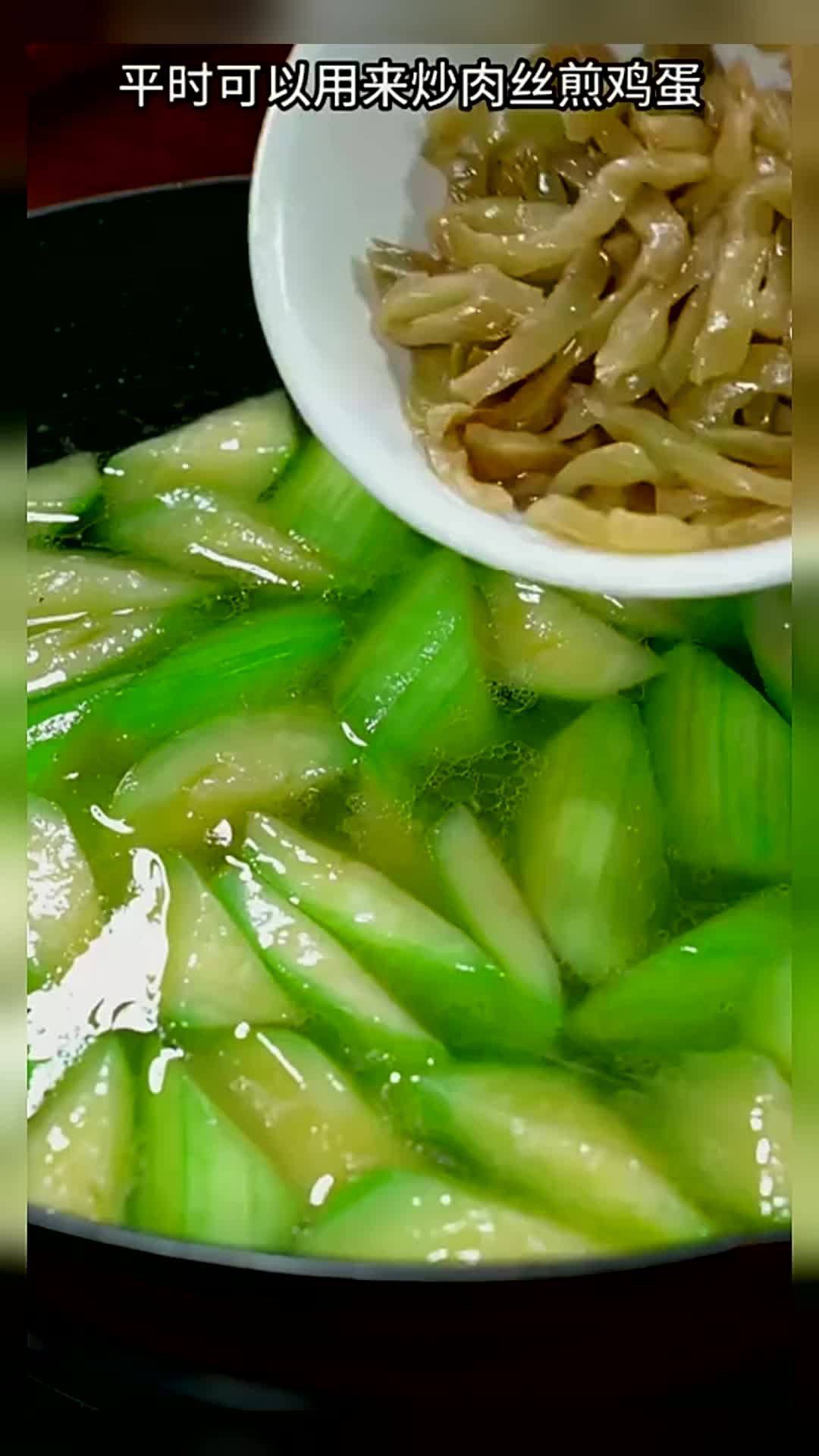 天热不想做菜,可以试一试这个毛豆丝瓜鸡蛋汤,清爽好喝又解腻