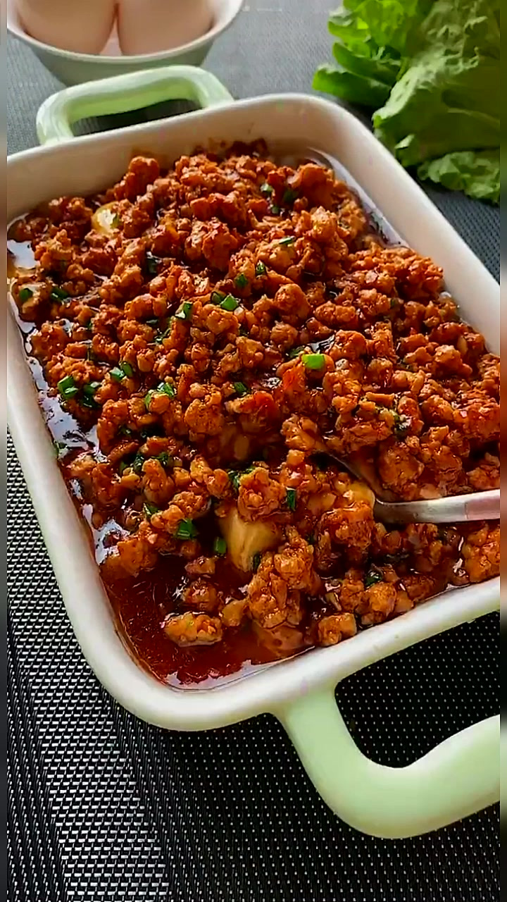 这样做的“肉末豆腐鸡蛋羹”,即简单又美味,小孩抢着吃～～