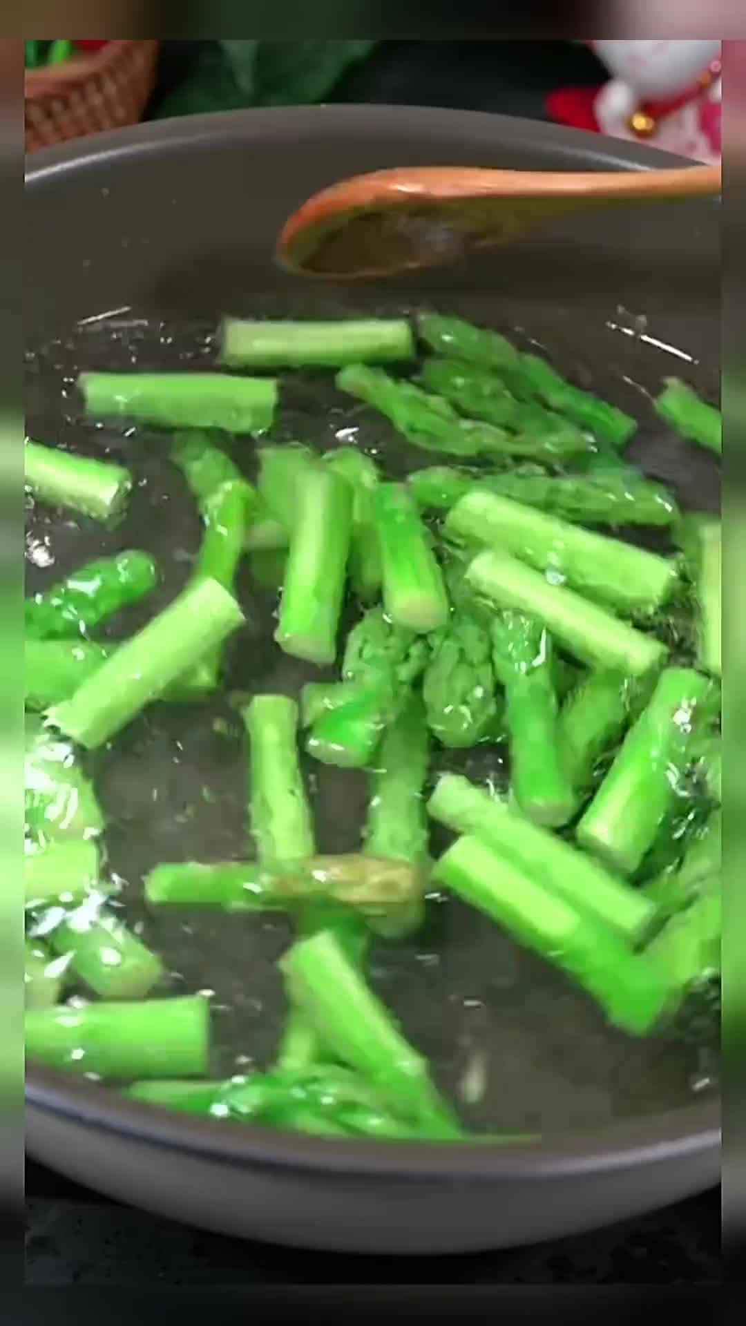 每个妈妈可以试试这道芦笋虾仁炒腰果,好吃营养做法还特别的简单