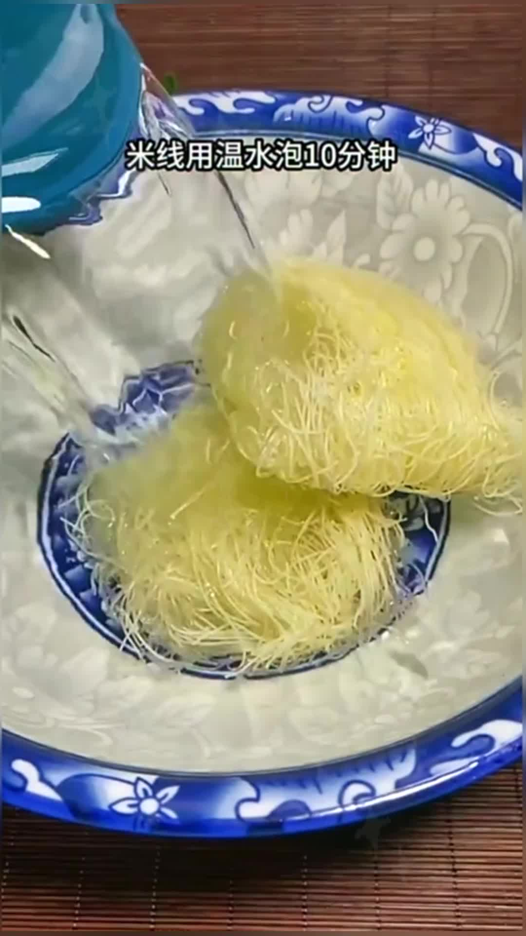 我们家乡经常做的一道菜,鸡蛋炒米线,做法简单,但是味道却是好