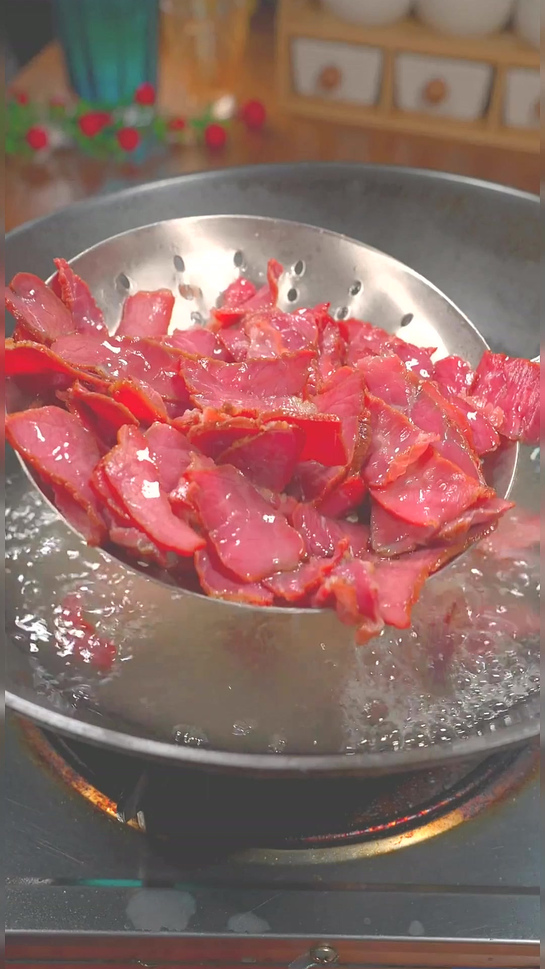 家常菜小炒腊牛肉,加一把大蒜叶子,香辣下酒又下饭