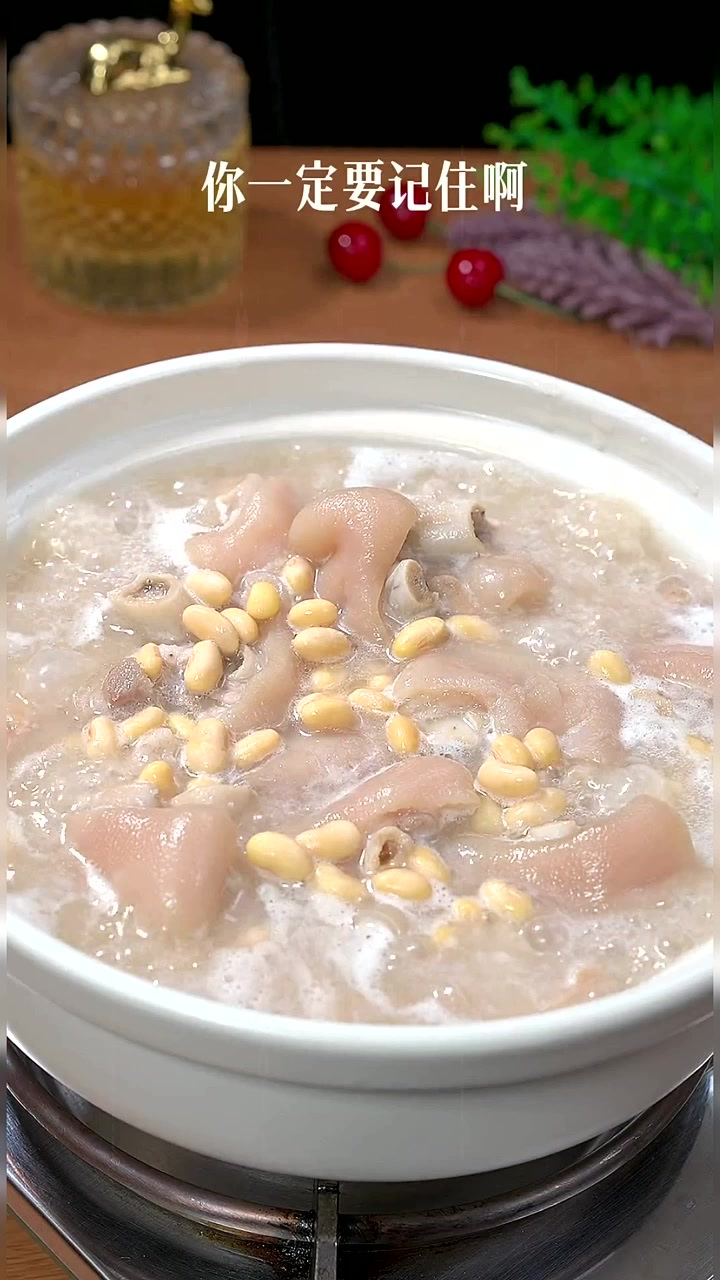 黄豆炖猪蹄汤,肉质软烂入味,汤色浓白,特别好喝～～