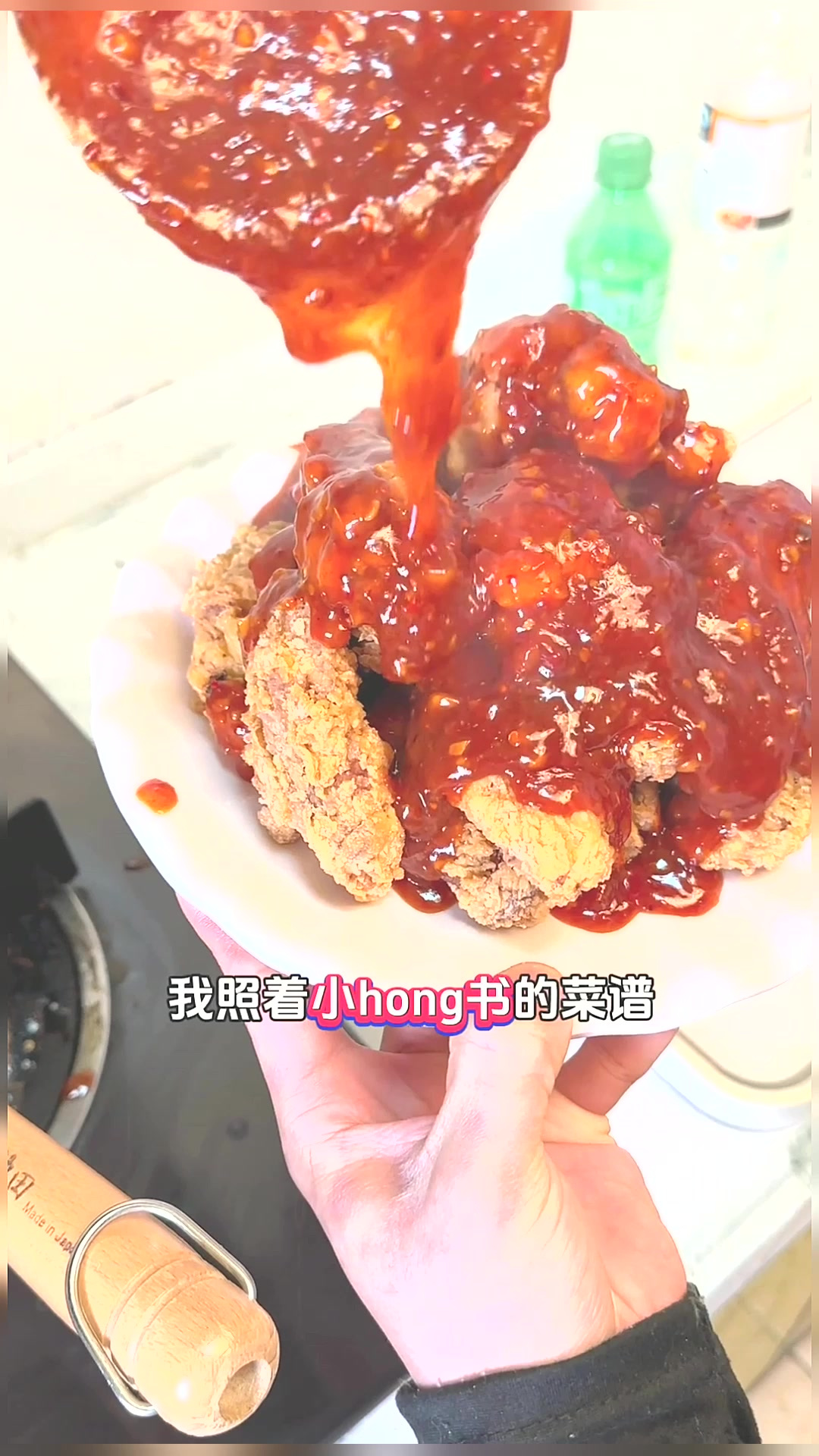 没想到在家就能做韩式炸鸡了，脆脆的鳞片挂满了酱汁，外酥里嫩