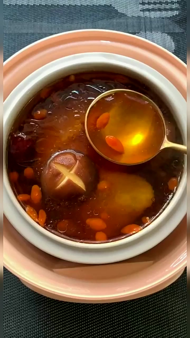 每天下班回家,都有暖粒粒的鸡汤喝,开心这是“虫草花炖鸡”