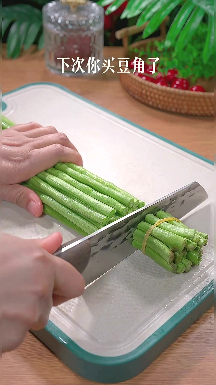 家里没有好菜的时候，你可以试试这道豆角炒外婆菜，好吃又下饭～
