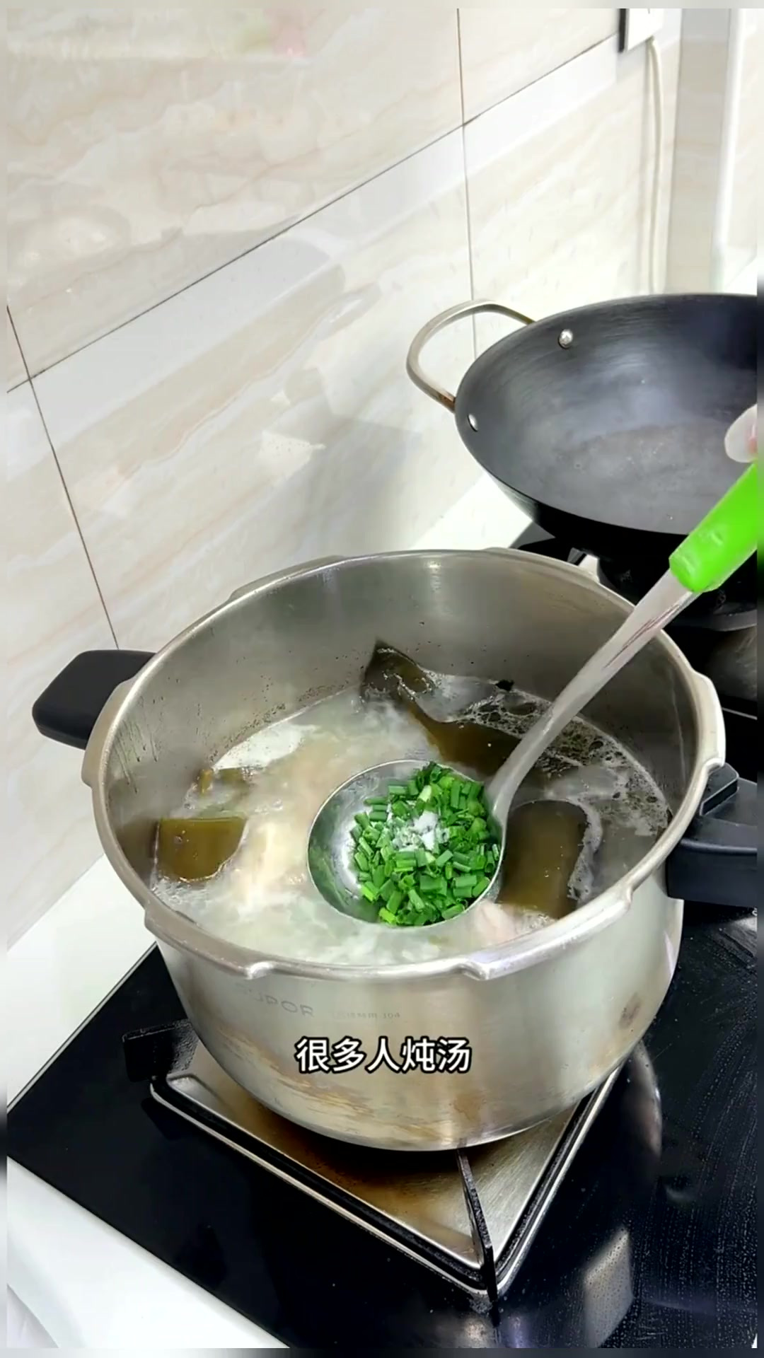 炖海带排骨汤可以像我这样炖,汤鲜味美连味精都不用放了!美食推