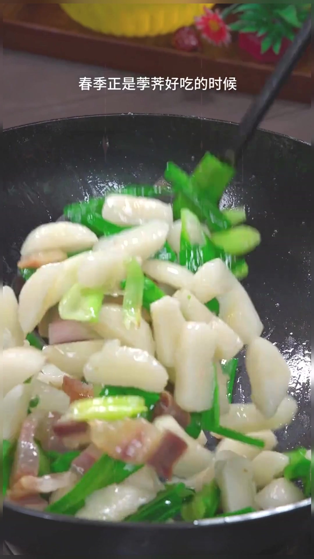 这个咸肉炒马蹄你可以试试,简单好吃又下饭!